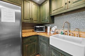 A Woodsy Mountain Retreat