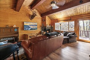 A Woodsy Mountain Retreat