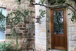 Austin Charm Home by The Key Rentals