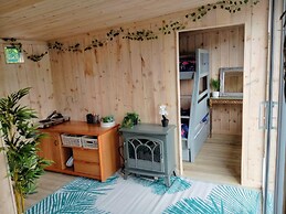 Tranquil Cabin Retreat in Llandovery