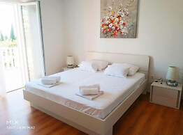 Apartments & Rooms Cakelic II