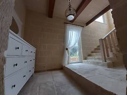 Farmhouse Villa With Large Pool & Garden