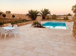 Farmhouse Villa With Large Pool & Garden