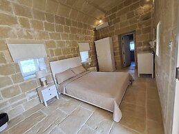 Farmhouse Villa With Large Pool & Garden