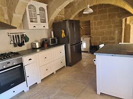 Farmhouse Villa With Large Pool & Garden