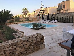 Farmhouse Villa With Large Pool & Garden