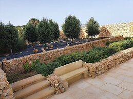 Farmhouse Villa With Large Pool & Garden