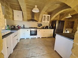 Farmhouse Villa With Large Pool & Garden