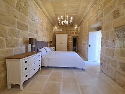 Farmhouse Villa With Large Pool & Garden