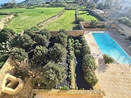 Farmhouse Villa With Large Pool & Garden