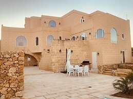 Farmhouse Villa With Large Pool & Garden