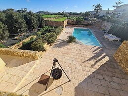 Farmhouse Villa With Large Pool & Garden