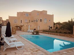 Farmhouse Villa With Large Pool & Garden