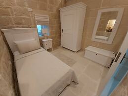 Farmhouse Villa With Large Pool & Garden
