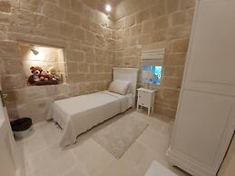 Farmhouse Villa With Large Pool & Garden