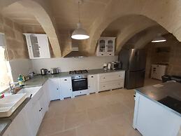Farmhouse Villa With Large Pool & Garden