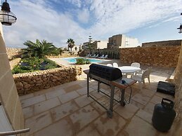 Farmhouse Villa With Large Pool & Garden