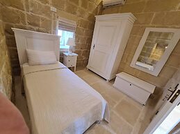 Farmhouse Villa With Large Pool & Garden
