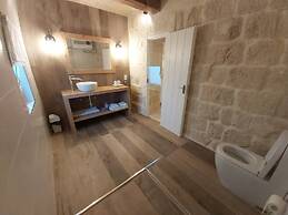 Farmhouse Villa With Large Pool & Garden