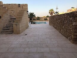 Farmhouse Villa With Large Pool & Garden