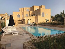 Farmhouse Villa With Large Pool & Garden
