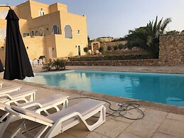 Farmhouse Villa With Large Pool & Garden