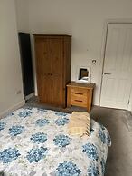 Southgate Home - Sleeps 12 - Parking - Central