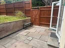Southgate Home - Sleeps 12 - Parking - Central