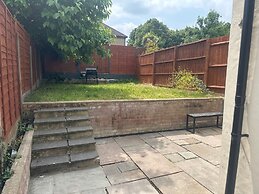 Southgate Home - Sleeps 12 - Parking - Central
