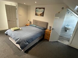 Southgate Home - Sleeps 12 - Parking - Central