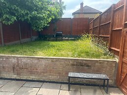 Southgate Home - Sleeps 12 - Parking - Central