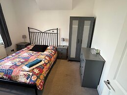 Southgate Home - Sleeps 12 - Parking - Central