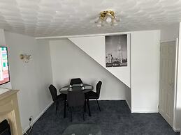 3-bed City Retreat - Sleeps 7, Garden & Parking