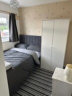 3-bed City Retreat - Sleeps 7, Garden & Parking