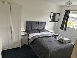 3-bed City Retreat - Sleeps 7, Garden & Parking