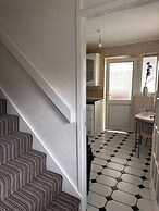 3-bed City Retreat - Sleeps 7, Garden & Parking