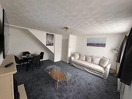 3-bed City Retreat - Sleeps 7, Garden & Parking