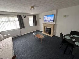 3-bed City Retreat - Sleeps 7, Garden & Parking