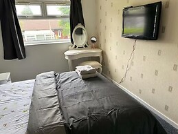 3-bed City Retreat - Sleeps 7, Garden & Parking