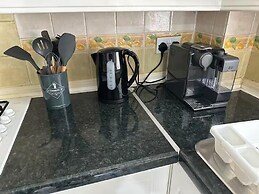3-bed City Retreat - Sleeps 7, Garden & Parking