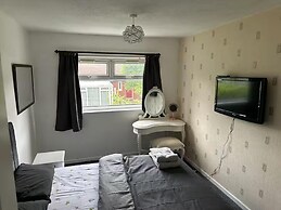 3-bed City Retreat - Sleeps 7, Garden & Parking