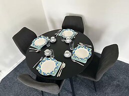 3-bed City Retreat - Sleeps 7, Garden & Parking