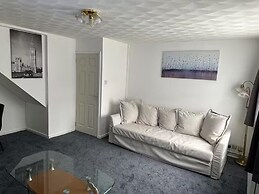 3-bed City Retreat - Sleeps 7, Garden & Parking