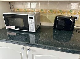 3-bed City Retreat - Sleeps 7, Garden & Parking