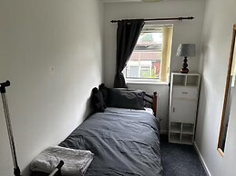 3-bed City Retreat - Sleeps 7, Garden & Parking