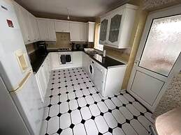 3-bed City Retreat - Sleeps 7, Garden & Parking