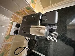 3-bed City Retreat - Sleeps 7, Garden & Parking