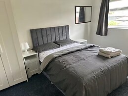 3-bed City Retreat - Sleeps 7, Garden & Parking