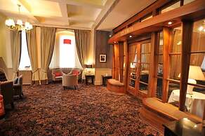 The Golden Lion Hotel