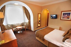 The Golden Lion Hotel